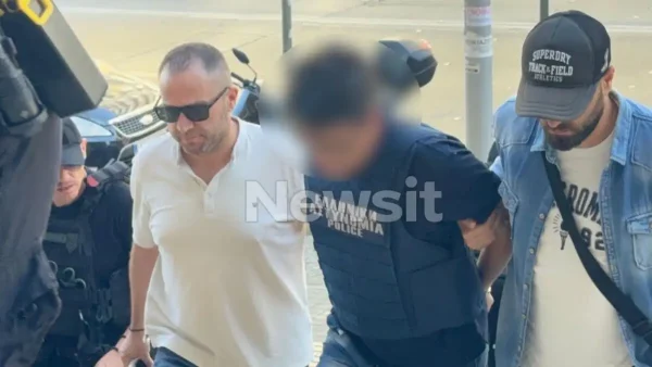 Δολοφονία στη Θεσσαλονίκη: Με σκυμμένο το κεφάλι και με αλεξίσφαιρο στον εισαγγελέα ο 50χρονος που έπνιξε με σακούλα την αδελφή του
