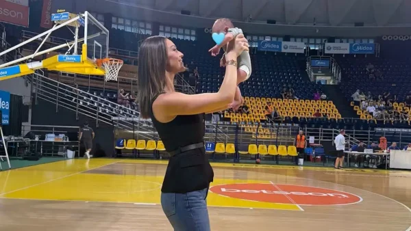Η Δώρα Παντέλη πανηγύρισε τη νίκη της Εθνικής με τον γιο της στο γήπεδο: «Πιο μπασκετική Κυριακή δε γίνεται»