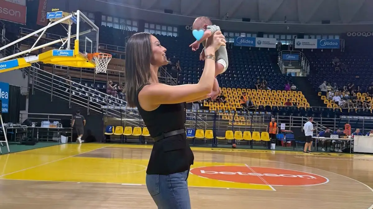 Η Δώρα Παντέλη πανηγύρισε τη νίκη της Εθνικής με τον γιο της στο γήπεδο: «Πιο μπασκετική Κυριακή δε γίνεται»
