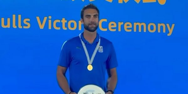 Η απονομή του χρυσού μεταλλίου στον Στέφανο Ντούσκο και η ανάκρουση του Εθνικού Ύμνου (βίντεο)