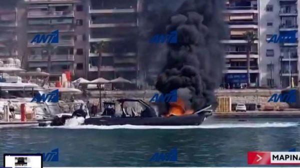 Μαρίνα Ζέας: Βίντεο ντοκουμέντο με σκάφος να τυλίγεται στις φλόγες - Επιβάτης βούτηξε στη θάλασσα