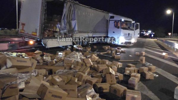 Εκτροπή νταλίκας στην εθνική οδό έξω από τη Λαμία - Δείτε εικόνες!