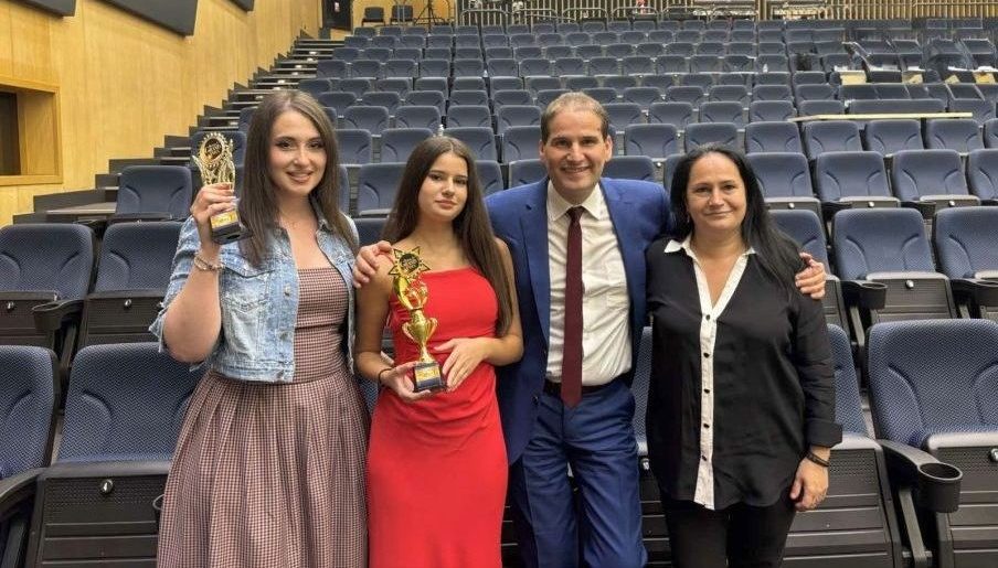 Δύο χρυσά μετάλλια κατέκτησε η Λαμιώτισσα μαθήτρια Γεωργία Λόζου σε διεθνή διαγωνισμό τραγουδιού (ΦΩΤΟ-ΒΙΝΤΕΟ)