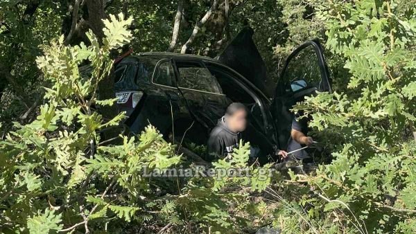 Φθιώτιδα: Αυτοκίνητο έφυγε σε χαράδρα - Πως γλύτωσε η οδηγός του (ΦΩΤΟ)
