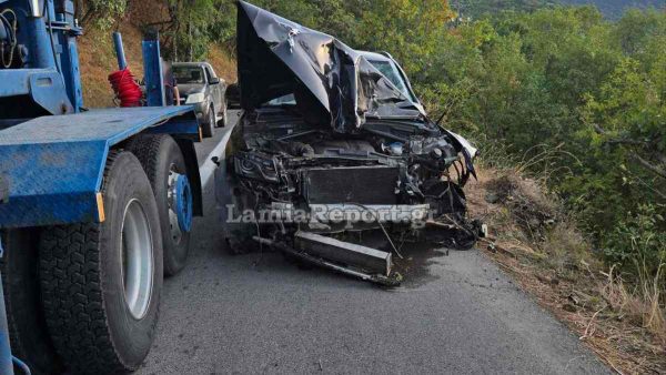 Φθιώτιδα: Αγρατζούνιστη βγήκε η οδηγός από αυτό το αυτοκίνητο που έπεσε σε χαράδρα - Δείτε εικόνες