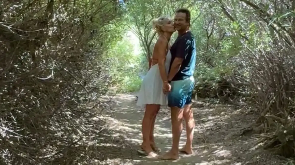 Η Ελένη Μενεγάκη συνεχίζει τις διακοπές της: Το φωτογραφικό άλμπουμ από την Άνδρο και το φιλί στον Μάκη Παντζόπουλο