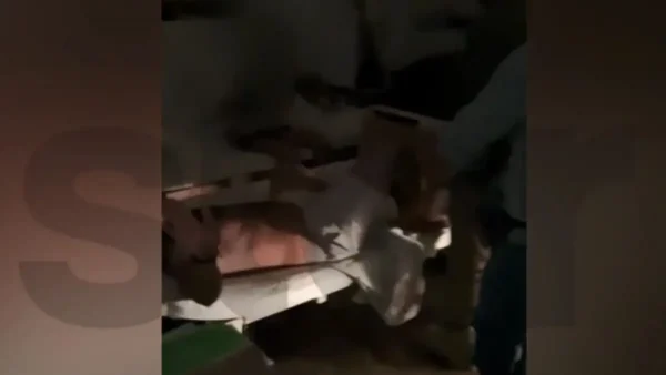 Ελευσίνα: Αστυνομικοί έπιασαν διακινητή ναρκωτικών «στον ύπνο» – Έκρυβε σχεδόν 1 κιλό κάνναβης σε γυάλινα βαζάκια