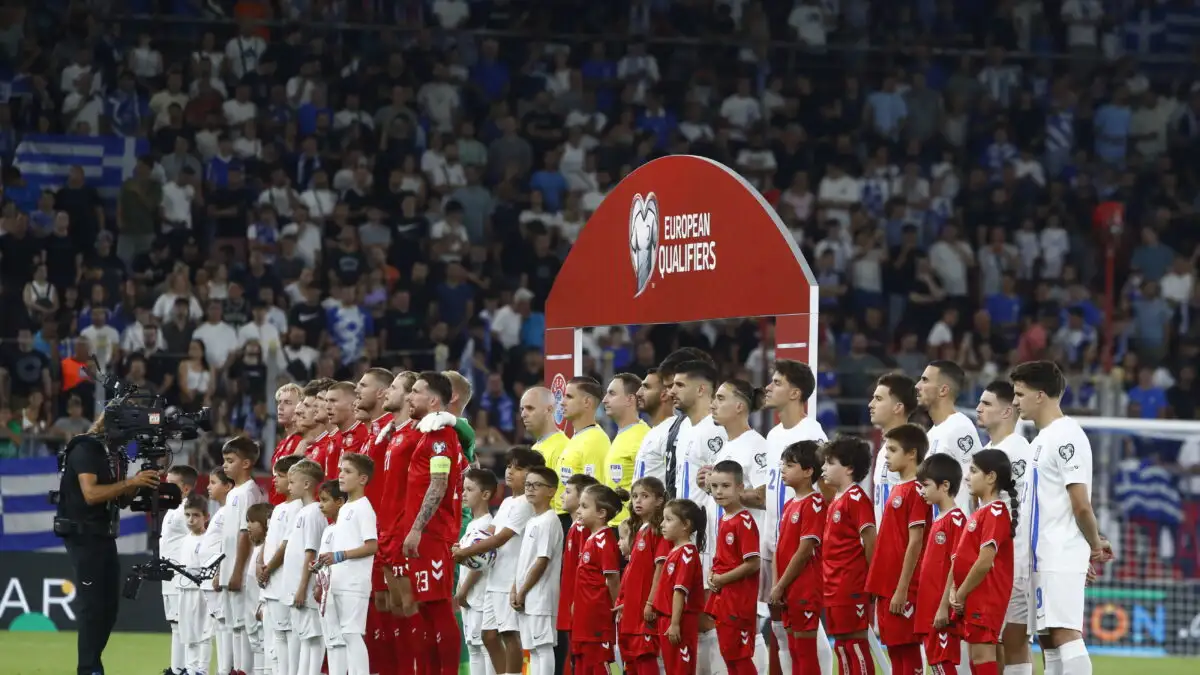 Ελλάδα – Δανία: Συγκλονιστική ατμόσφαιρα από 30.000 φίλαθλους στην έναρξη του αγώνα