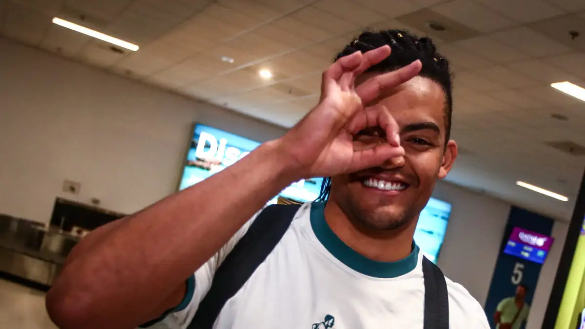 Ο Εμμανουήλ Καραλής έφτασε στην Αθήνα μετά το ασημένιο μετάλλιο στο άλμα επί κοντώ στο Παγκόσμιο πρωτάθλημα στίβου