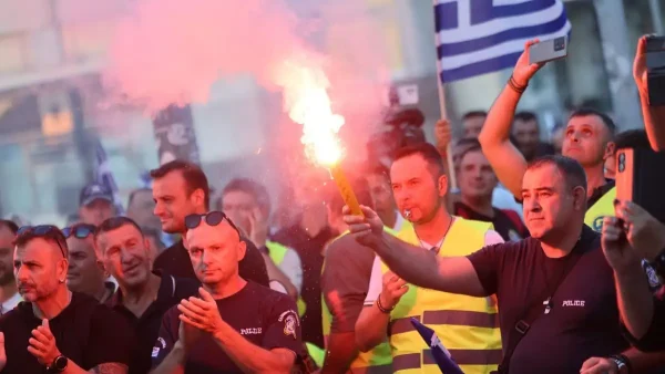 Θεσσαλονίκη: Με πυρσούς, κόρνες και συνθήματα η πορεία των ενστόλων – «Ζητάμε αξιοπρέπεια»