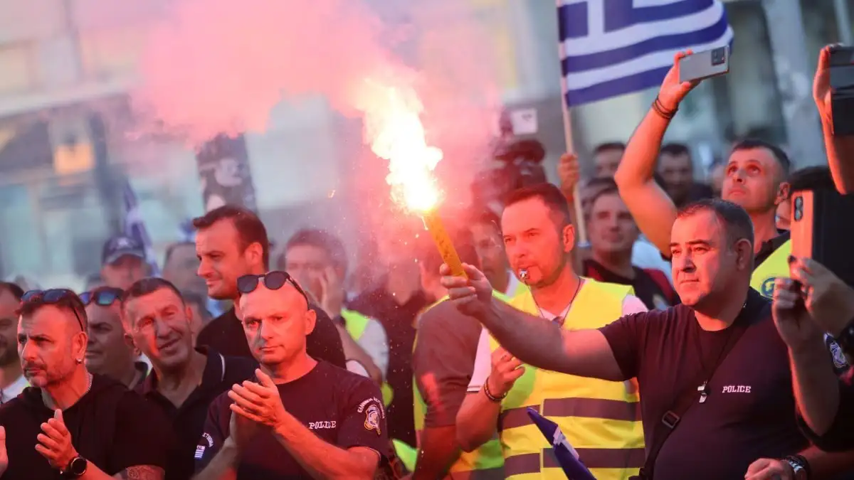 Θεσσαλονίκη: Με πυρσούς, κόρνες και συνθήματα η πορεία των ενστόλων – «Ζητάμε αξιοπρέπεια»