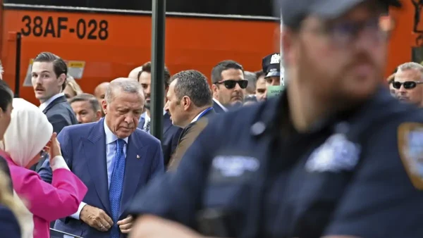 Ο Ερντογάν στη Νέα Υόρκη για τη Γενική Συνέλευση του ΟΗΕ με αιχμή τη Γάζα – Θερμή υποδοχή στο «Σπίτι της Τουρκίας» με τη σύζυγό του Εμινέ