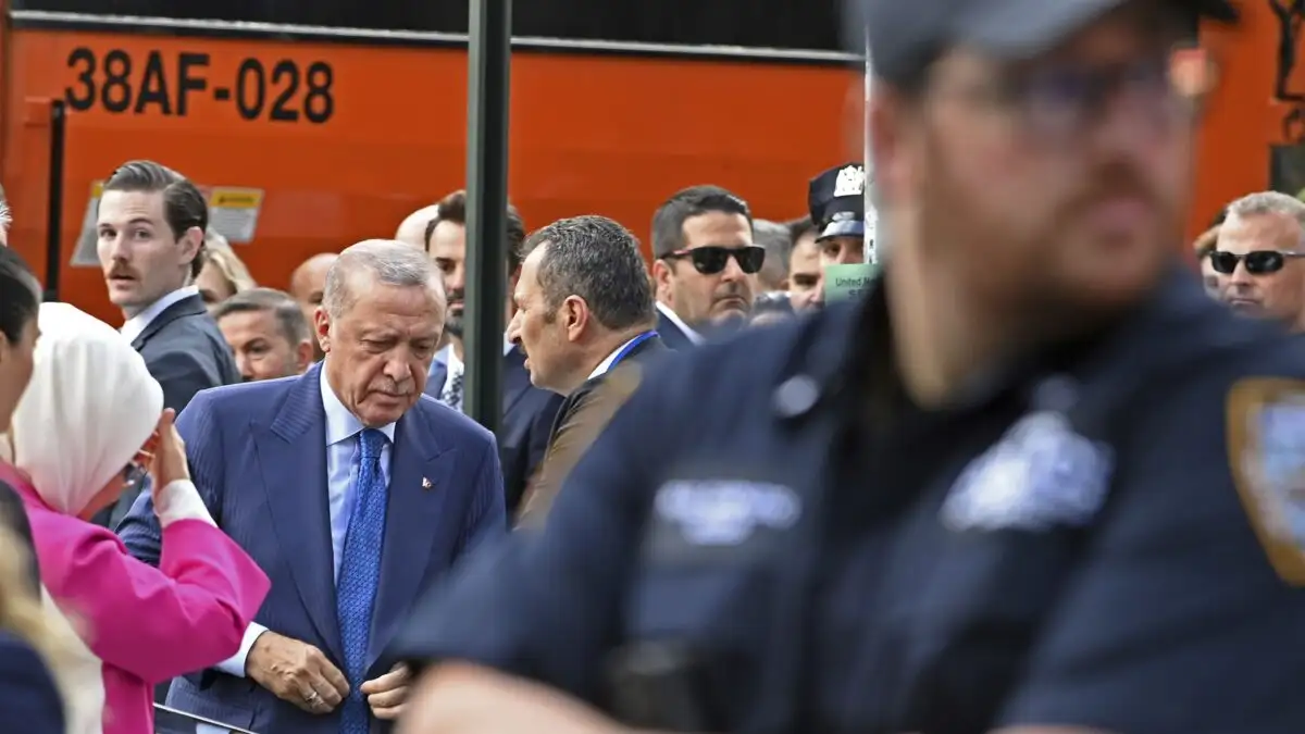 Ο Ερντογάν στη Νέα Υόρκη για τη Γενική Συνέλευση του ΟΗΕ με αιχμή τη Γάζα – Θερμή υποδοχή στο «Σπίτι της Τουρκίας» με τη σύζυγό του Εμινέ