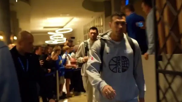 Ελλάδα – Τουρκία: Η αποθέωση της Εθνικής μπάσκετ από τους οπαδούς κατά την αναχώρησή της από το ξενοδοχείο