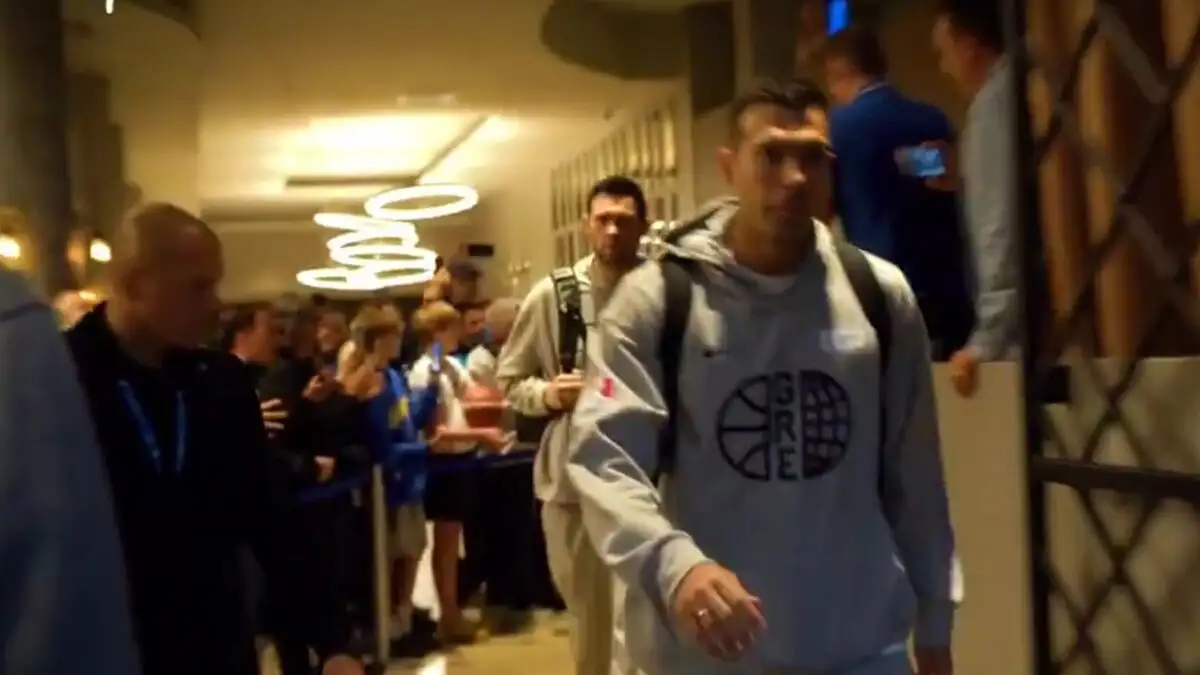 Ελλάδα – Τουρκία: Η αποθέωση της Εθνικής μπάσκετ από τους οπαδούς κατά την αναχώρησή της από το ξενοδοχείο