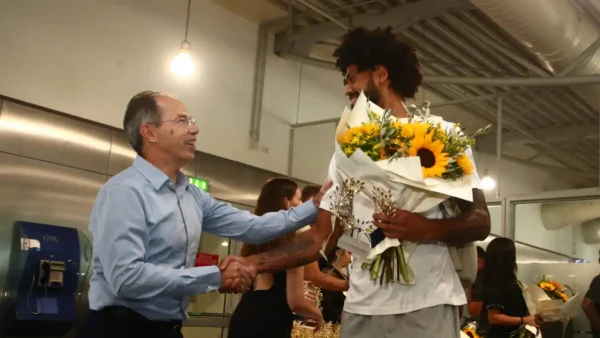 Η Εθνική μπάσκετ επέστρεψε στην Ελλάδα με το χάλκινο μετάλλιο υπό τους ήχους του «Final Countdown»