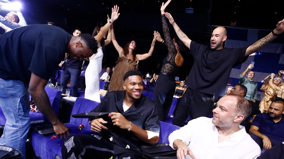 Στα μπουζούκια η εθνική μπάσκετ για το χάλκινο: Το συρτάκι του Αντετοκούνμπο, το τραγούδι του Λαρεντζάκη και το «που 'σαι Θανάση»