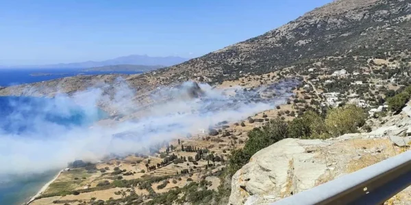 Φωτιά στην Άνδρο: Συνεχίζει να καίει δασική έκταση, ενισχύθηκαν οι δυνάμεις, ήχησε το 112