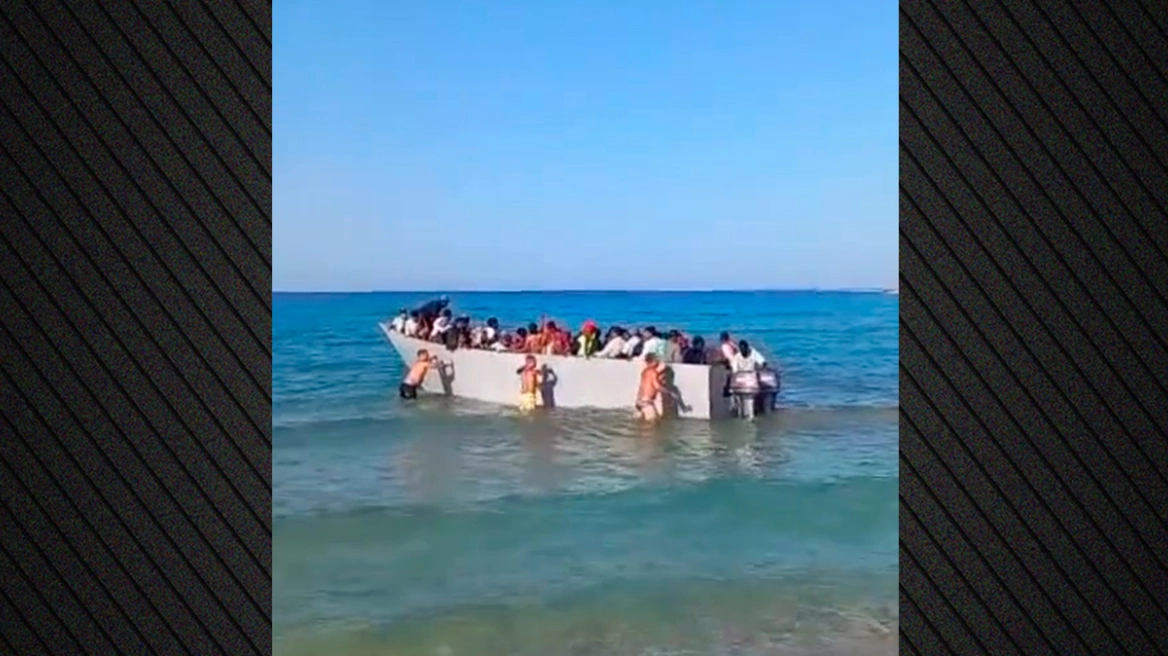 Γαύδος: Λουόμενοι διώχνουν μετανάστες που φτάνουν - Δείτε παραλία του νησιού γεμάτη βάρκες