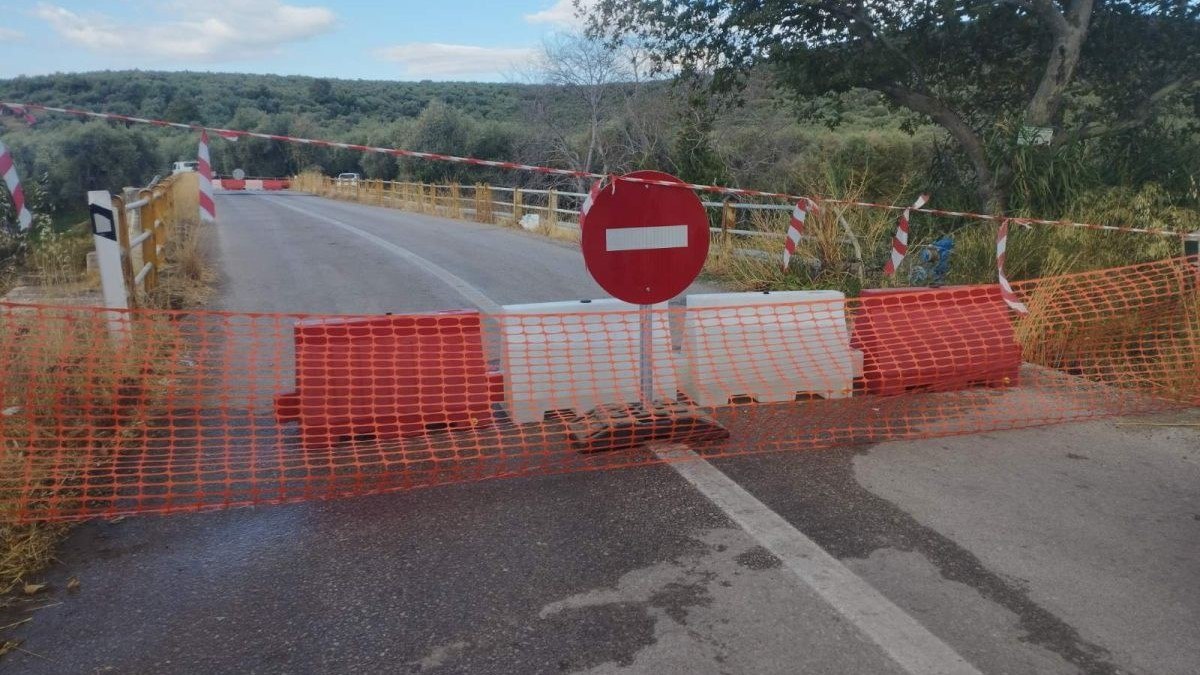 Έκτακτη διακοπή κυκλοφορίας στη γέφυρα Βελλά στον Αχινό