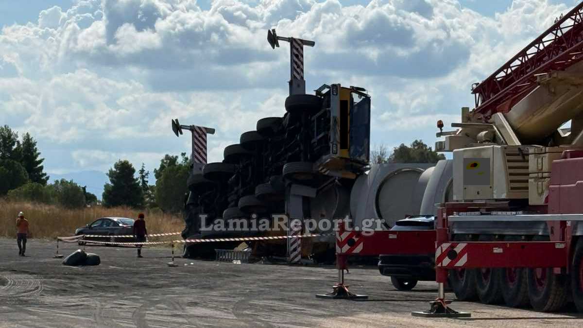 Τούμπαρε γερανός με ανεμογεννήτριες στο λιμάνι της Στυλίδας (ΒΙΝΤΕΟ-ΦΩΤΟ)