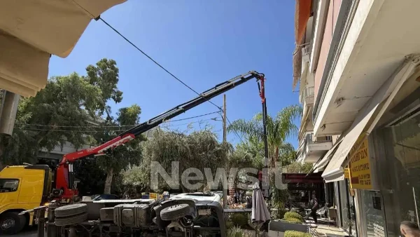 Γλυφάδα: Γερανοφόρο έπεσε σε καφετέρια – «Ζούμε από θαύμα»