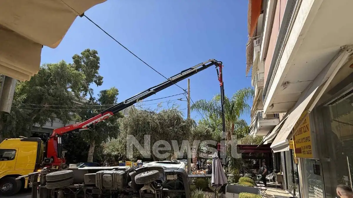 Γλυφάδα: Γερανοφόρο έπεσε σε καφετέρια – «Ζούμε από θαύμα»
