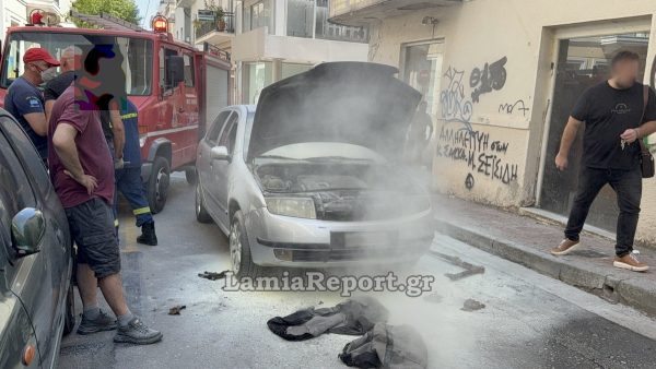 Αυτοκίνητο έπιασε φωτιά εν κινήσει στο κέντρο της Λαμίας (ΒΙΝΤΕΟ-ΦΩΤΟ)