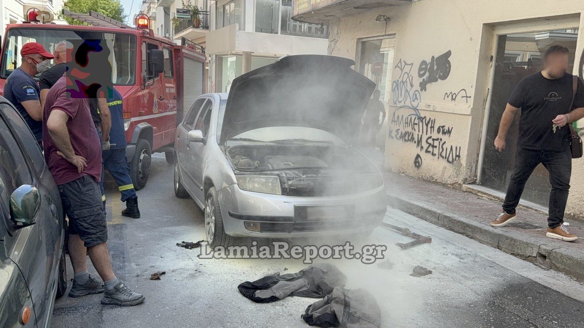 Αυτοκίνητο έπιασε φωτιά εν κινήσει στο κέντρο της Λαμίας (ΒΙΝΤΕΟ-ΦΩΤΟ)