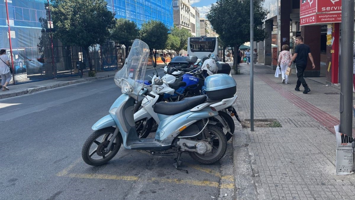 Έλλειψη χώρων στάθμευσης για δίκυκλα στην πλατεία Πάρκου – Ένα καθημερινό πρόβλημα για τους πολίτες