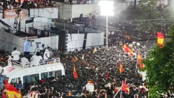 Ινδία: Γυναίκες και παιδιά ανάμεσα στους 36 νεκρούς από ποδοπάτημα σε προεκλογική συγκέντρωση ηθοποιού – Δεκάδες οι τραυματίες