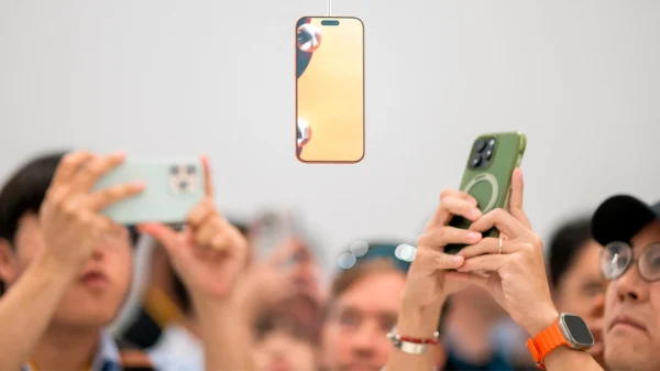 iPhone 17: «Αδυνάτισε», βελτιώθηκε αλλά δεν ακρίβυνε (πολύ) παρά τους δασμούς Τραμπ