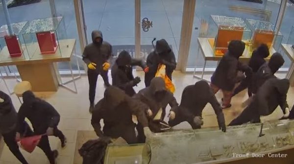 Καλιφόρνια: Κινηματογραφική ληστεία κοσμημάτων με εισβολή 25 κουκουλοφόρων μέρα μεσημέρι