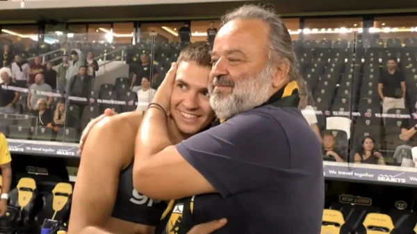 ΑΕΚ: Η αγκαλιά του Ηλιόπουλου στον MVP Καλοσκάμη και η όμορφη κίνηση του Βίντα στην παρακάμερα της Ένωσης