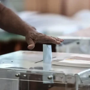 Δημοσκόπηση Metron Analysis: Στο 31,1% σκαρφάλωσε η ΝΔ – Αδικαιολόγητη η επίθεση στο Ιράν λένε οι πολίτες