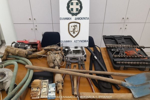 Έσκαψαν 12 μέτρα τούνελ για να βρουν αρχαία - Σύλληψη δύο ατόμων στη Φωκίδα (ΒΙΝΤΕΟ-ΦΩΤΟ)