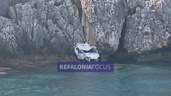 Κεφαλονιά: Τραγικός θάνατος για 23χρονο που έπεσε με το ΙΧ από γκρεμό - Δείτε φωτογραφίες