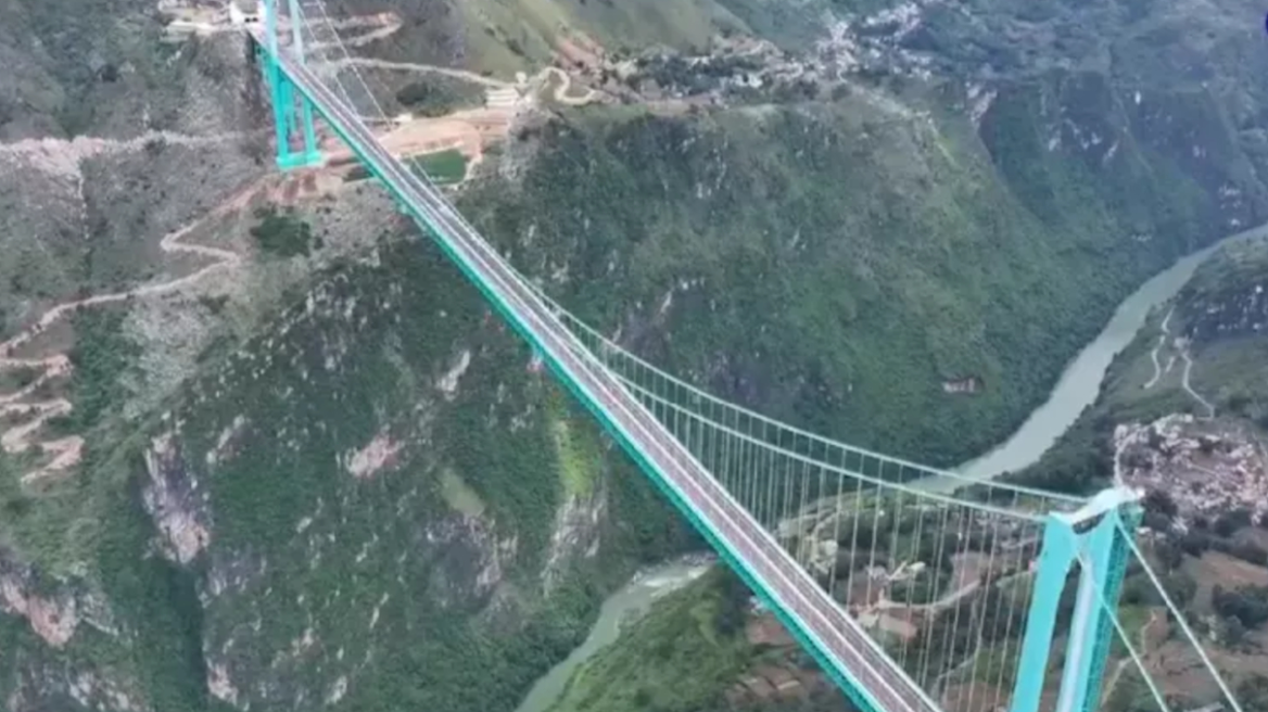 Κίνα: Στην κυκλοφορία η ψηλότερη γέφυρα στον πλανήτη – Μειώνει τη διαδρομή από δύο ώρες στα… δύο λεπτά
