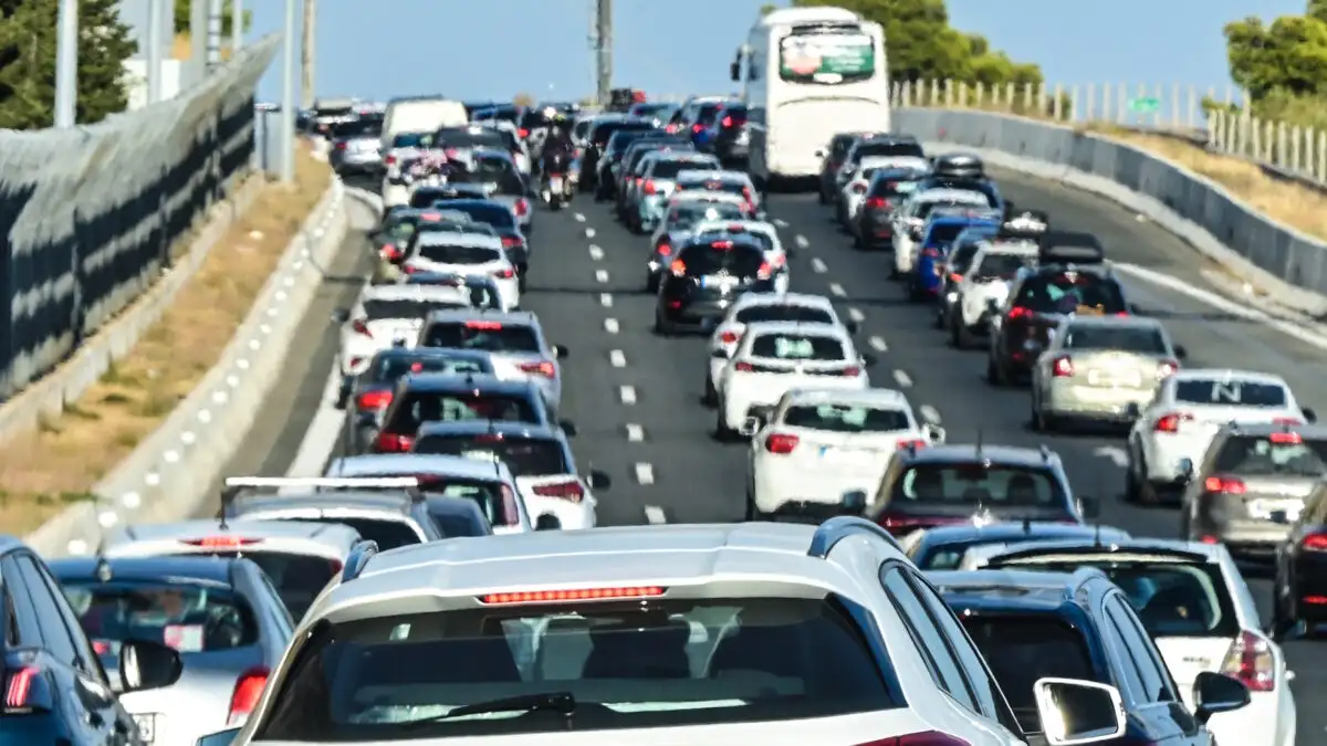 Σε ισχύ από σήμερα ο νέος ΚΟΚ: Κάμερες ασφαλείας και τσουχτερά πρόστιμα για κατανάλωση αλκοόλ και χρήση κινητού κατά την οδήγηση