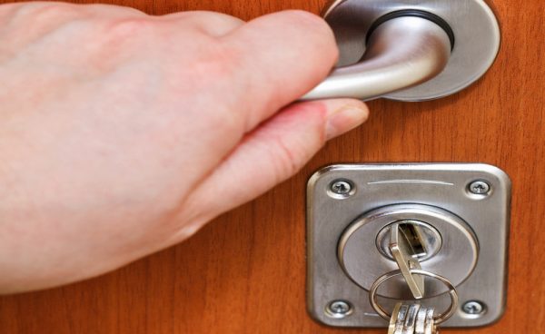 Καταστηματάρχης κλείδωσε την πελάτισσα μέσα στο μαγαζί και έφυγε για δουλειές!