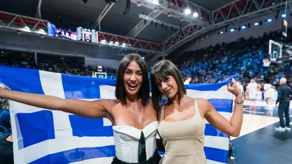 Έλενα Κρεμλίδου και Μαριγκόνα προκάλεσαν αίσθηση στην κερκίδα του Ισπανία – Ελλάδα