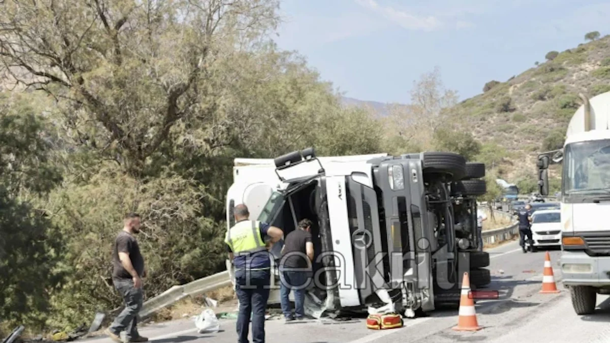 Ηράκλειο: 17χρονος οδηγός φορτηγού έχασε τη ζωή του μετά από τροχαίο στην Αγία Πελαγία – Σοκαριστικές εικόνες από το σημείο