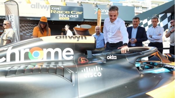 ΔΕΘ: "Εγώ αν μπω εδώ, δεν θα ξαναβγώ, ε;" - Η ατάκα Μητσοτάκη για το μονοθέσιο της McLaren Formula 1 Team