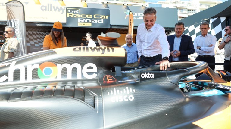 ΔΕΘ: "Εγώ αν μπω εδώ, δεν θα ξαναβγώ, ε;" - Η ατάκα Μητσοτάκη για το μονοθέσιο της McLaren Formula 1 Team