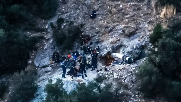 Λάρισα: Απεγκλωβίστηκε σώος από την σπηλιά ο 53χρονος που έψαχνε λίρες – Γιγαντιαία επιχείρηση της Πυροσβεστικής