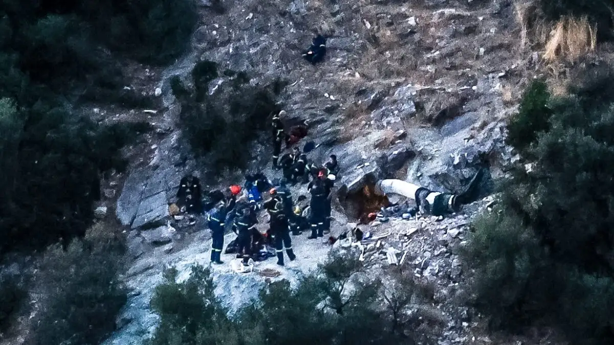 Λάρισα: Απεγκλωβίστηκε σώος από την σπηλιά ο 53χρονος που έψαχνε λίρες – Γιγαντιαία επιχείρηση της Πυροσβεστικής