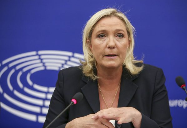 Γαλλία: Η Μαρίν Λε Πεν δεν τα παρατά – Έτοιμη να ανατρέψει την κυβέρνηση και πιέζει για νέες εκλογές