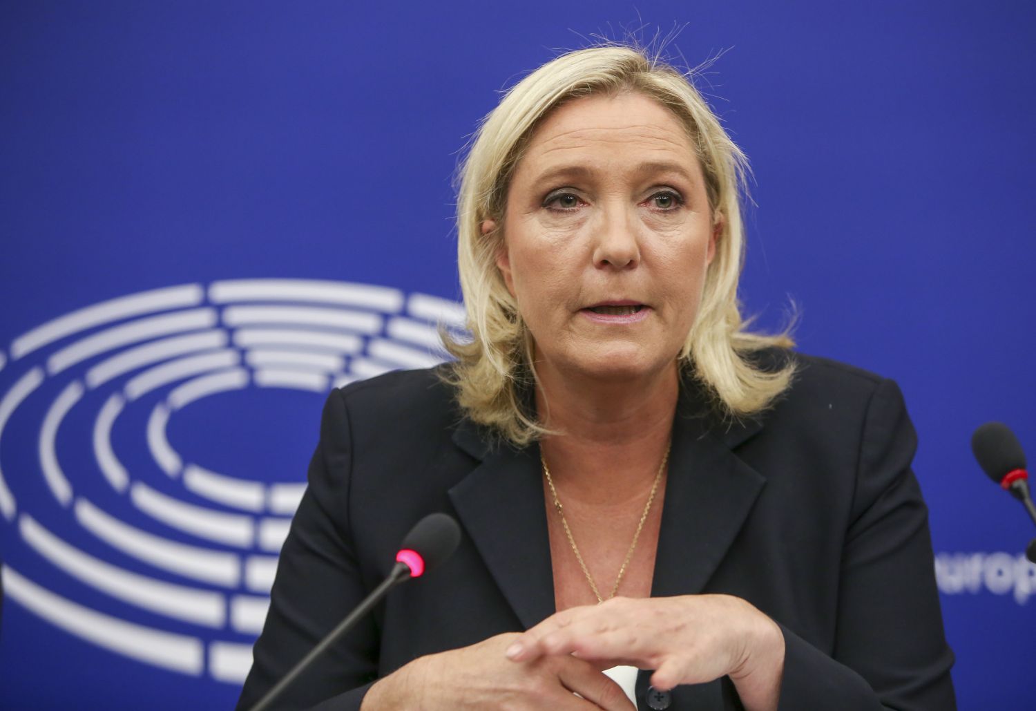 Γαλλία: Η Μαρίν Λε Πεν δεν τα παρατά – Έτοιμη να ανατρέψει την κυβέρνηση και πιέζει για νέες εκλογές