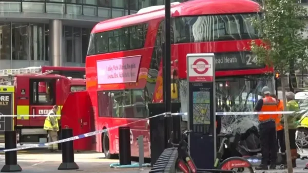 Διώροφο λεωφορείο παρέσυρε πεζούς στο Λονδίνο – Αναφορές για πολλούς τραυματίες