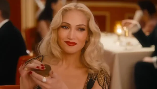 Τζένιφερ Λόπεζ: Αγνώριστη αλλά εκθαμβωτική στα γυρίσματα της ταινίας «Το φιλί της γυναίκας αράχνης»